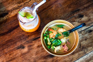 Deniz ürünleri baharatlı şehriye çorbası kil kase, Tay gıda hizmet.