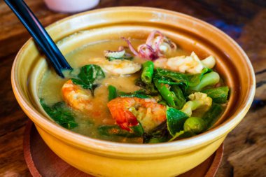 Deniz ürünleri baharatlı şehriye çorbası kil kase, Tay gıda hizmet.