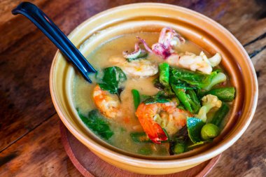 Deniz ürünleri baharatlı şehriye çorbası kil kase, Tay gıda hizmet.