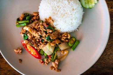 Yakın pirinç kızarmış kıyılmış domuz eti ve soğan ile tepesinde