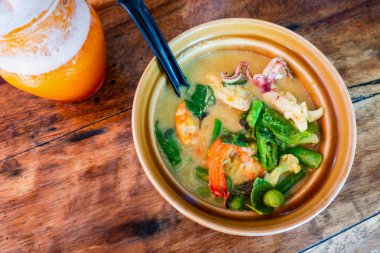 Deniz ürünleri baharatlı şehriye çorbası kil kase, Tay gıda hizmet.