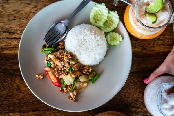 Yakın pirinç kızarmış kıyılmış domuz eti ve soğan ile tepesinde