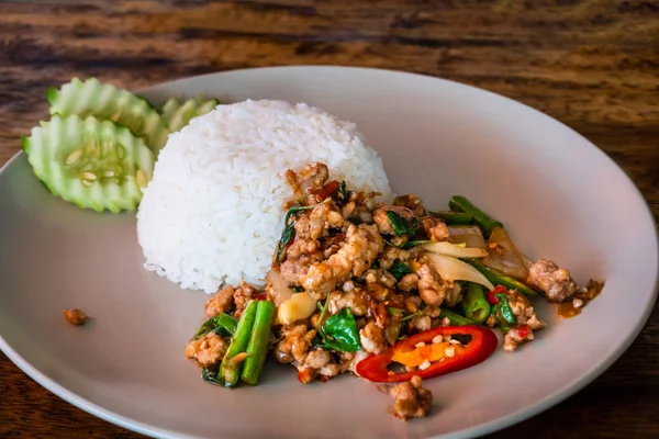 Yakın pirinç kızarmış kıyılmış domuz eti ve soğan ile tepesinde