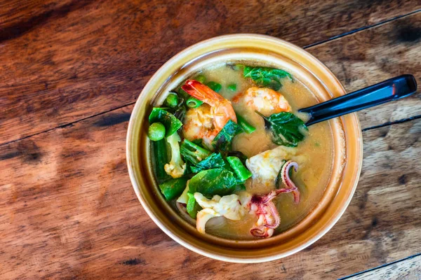 Deniz ürünleri baharatlı şehriye çorbası kil kase, Tay gıda hizmet.