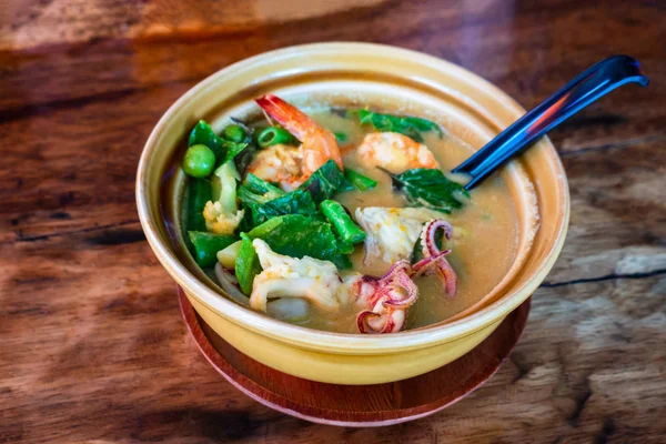 Deniz ürünleri baharatlı şehriye çorbası kil kase, Tay gıda hizmet.