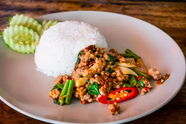 Yakın pirinç kızarmış kıyılmış domuz eti ve soğan ile tepesinde