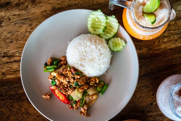 Yakın pirinç kızarmış kıyılmış domuz eti ve soğan ile tepesinde