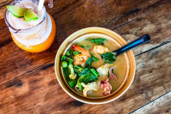 Deniz ürünleri baharatlı şehriye çorbası kil kase, Tay gıda hizmet.