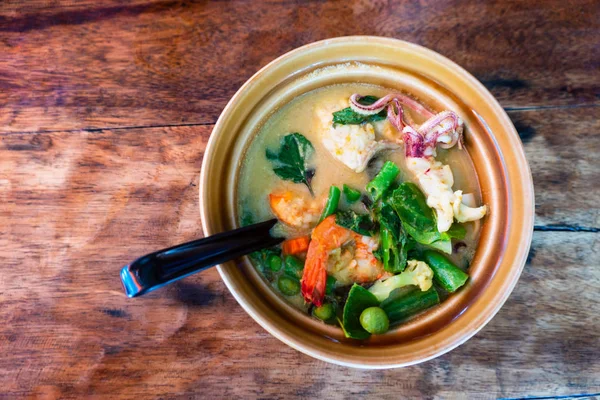 Deniz ürünleri baharatlı şehriye çorbası kil kase, Tay gıda hizmet.