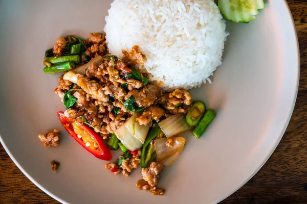 Yakın pirinç kızarmış kıyılmış domuz eti ve soğan ile tepesinde