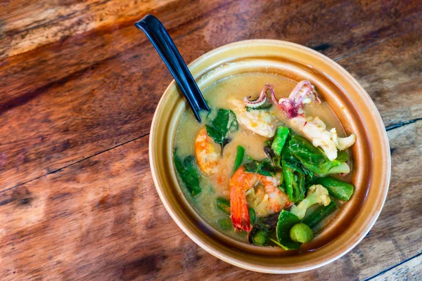 Deniz ürünleri baharatlı şehriye çorbası kil kase, Tay gıda hizmet.