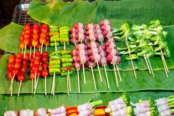 Thais Street Food. Kebab Street Food in Thailand. paddestoel met b — Stockfoto