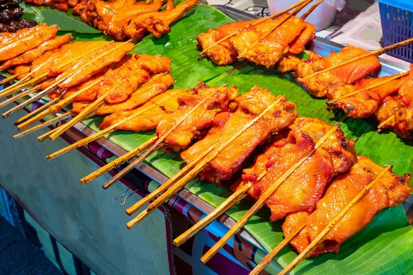 Brocheta de pollo a la parrilla en hoja de plátano, comida callejera tailandesa —  Fotos de Stock