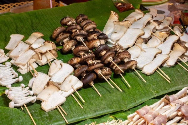 Jídlo pro thajské ulice. Jídlo na ulici kebab v Thajsku. houby s b — Stock fotografie