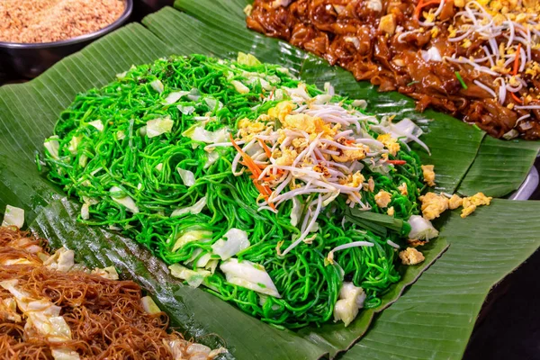 Deliciosos mariscos Pad Thai fideos fritos en la pulga de plátano verde — Foto de Stock