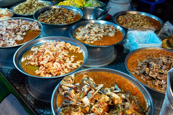 Verschillende Thaise straatvoedsel te koop op een van de markten bij bang — Stockfoto