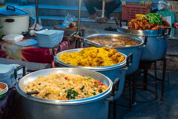 Verschillende Thaise straatvoedsel te koop op een van de markten bij bang — Stockfoto