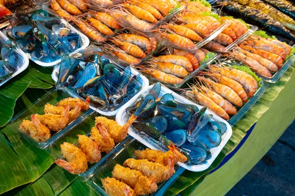 Rozmanitost grilovaných mořských plodů na trhu v Thajsku — Stock fotografie