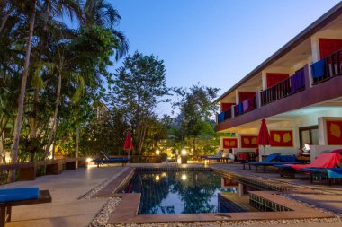Alacakaranlıkta tatil köyü yüzme havuzu