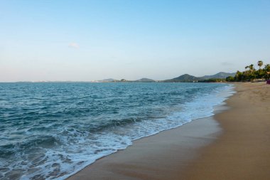 Sonsuz plaj sahnesi, sakin yaz doğa manzara. Mavi gökyüzü ve 