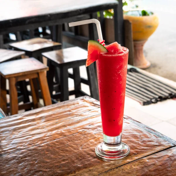 Glas koude zomer watermeloen smoothie drankje op een cafe tafel. — Stockfoto