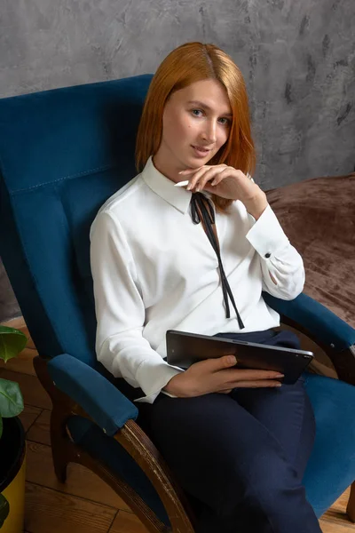 Joven mujer de negocios exitosa utilizando la tabla digital — Foto de Stock