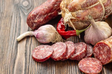 Çeşitli terbiyeli jambon ve füme sosislerin sergilenmesi