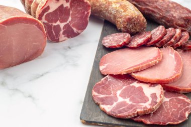 Çeşitli terbiyeli jambon ve füme sosislerin sergilenmesi