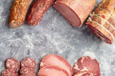 Çeşitli terbiyeli jambon ve füme sosislerin sergilenmesi