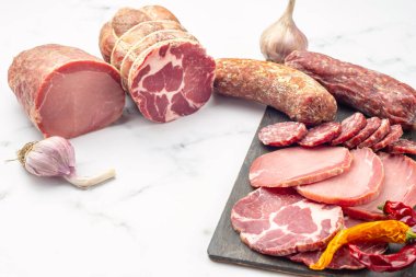 Sosis. Çeşitli işlenmiş soğuk et ürünleri, gri bir st