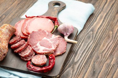 Dilim jambon ile Antipasto tabağı soğuk et, sığır eti jerky, salamon