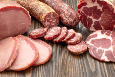 Dilim jambon ile Antipasto tabağı soğuk et, sığır eti jerky, salamon