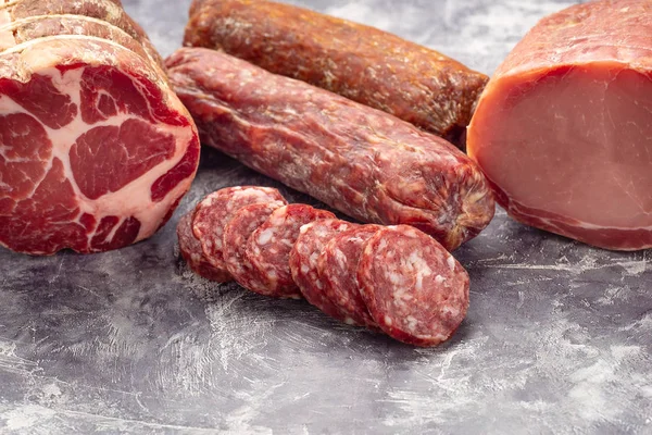 Variété de produits carnés, y compris jambon et saucisses. — Photo