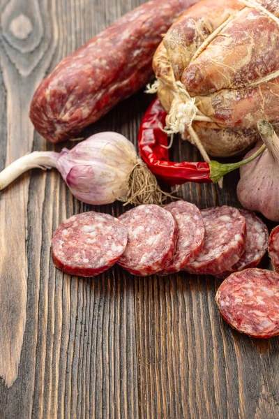 Weergave van een verscheidenheid aan gekruide ham en gerookte worstjes — Stockfoto