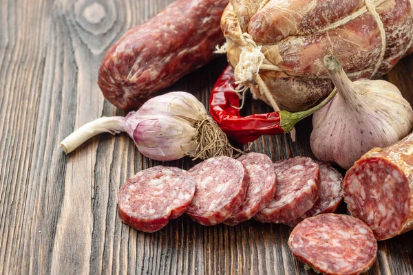 Salami gesneden op houten plank. — Stockfoto