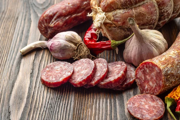 Salami gesneden op houten plank. — Stockfoto