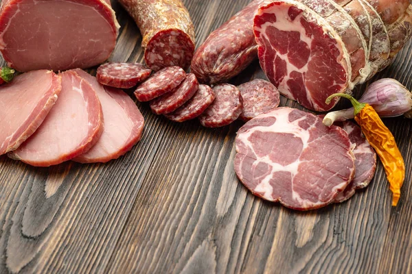 Antipasto schotel koud vlees met plakjes ham, rundvlees Jerky, Salamon — Stockfoto