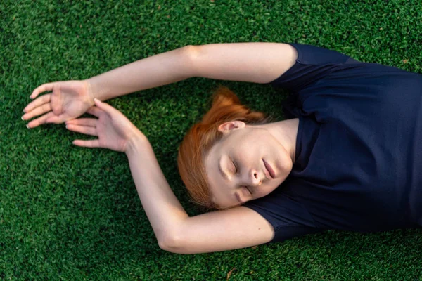 Blick von oben auf eine junge Frau am Boden — Stockfoto