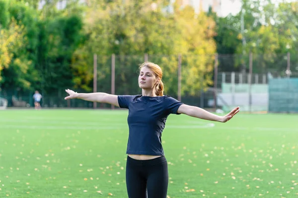 Mulher loira bonita se exercitando no parque . — Fotografia de Stock