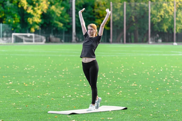 Mulher loira bonita se exercitando no parque . — Fotografia de Stock