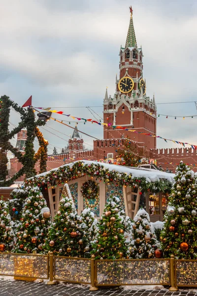 A Rússia. Moscovo. Kremlin. Feira de Natal na Praça Vermelha. O quadrado. — Fotografia de Stock