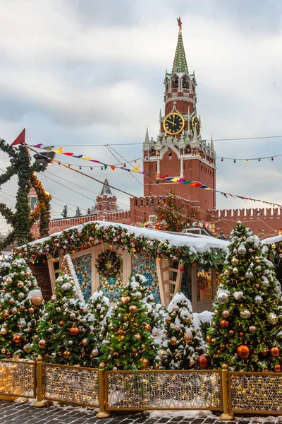 A Rússia. Moscovo. Kremlin. Feira de Natal na Praça Vermelha. O quadrado. — Fotografia de Stock