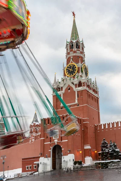 Carrossel de Natal na Praça Vermelha. St. Catedral de Basil. Kremlin. — Fotografia de Stock