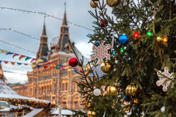 Yılbaşı ağacı süslemeleri Eski şehrin Noel pazarında