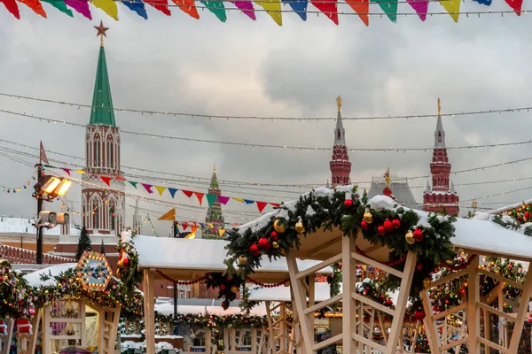 Decoraciones del árbol de Navidad en el mercado de Navidad del casco antiguo — Foto de Stock