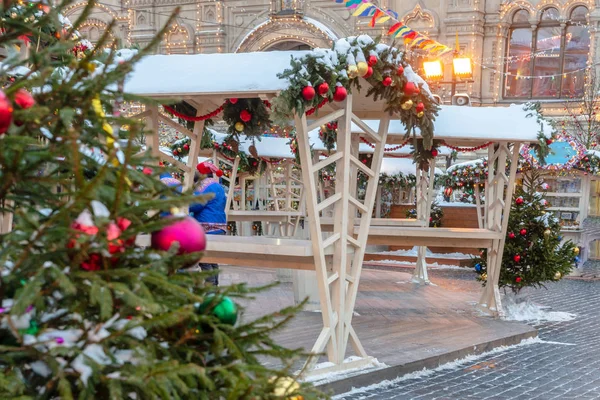 Decoraciones del árbol de Navidad en el mercado de Navidad del casco antiguo — Foto de Stock