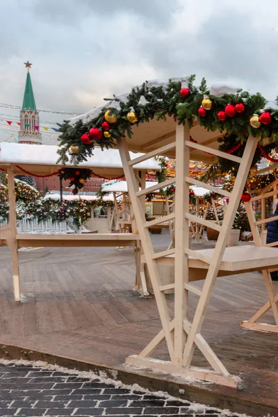 Decoraciones del árbol de Navidad en el mercado de Navidad del casco antiguo — Foto de Stock