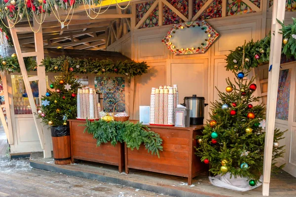 Pabellones que ofrecen vino caliente en el tradicional mercado de Navidad o — Foto de Stock