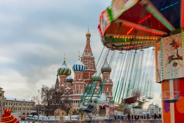 Χριστουγεννιάτικο καρουζέλ στην Κόκκινη Πλατεία. Άγιος Καθεδρικός του Βασιλείου. Κρεμλίνο — Φωτογραφία Αρχείου