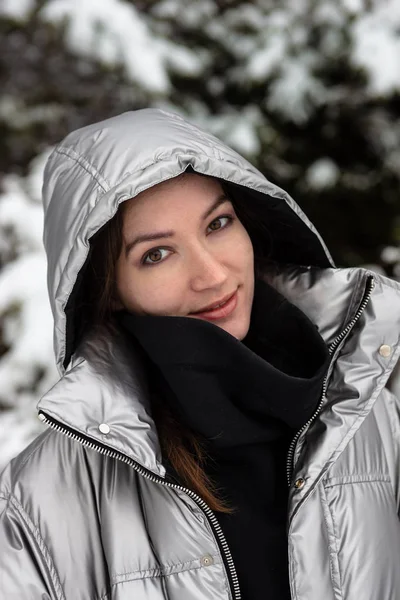 Primer plano Retrato de estilo de vida de la feliz joven bonita al aire libre — Foto de Stock